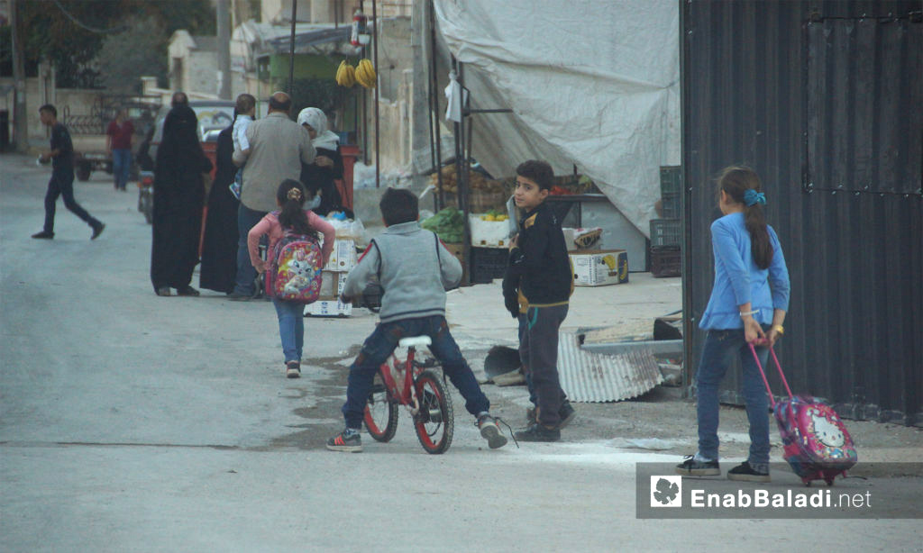 أطفال في طريقهم إلى المدرسة في إدلب المدينة - 21 تشرين الأول 2017 (عنب بلدي)