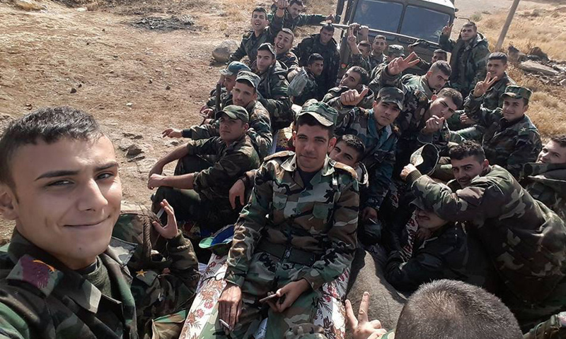 عناصر من قوات الأسد أثناء وصولهم إلى مدينة الصنمين شمالي درعا - 28 تشرين الثاني - (فيس بوك)