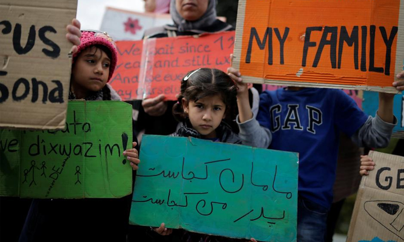لاجئون يعتصمون أمام البرلمان اليوناني - 1 تشرين الثاني (رويترز)