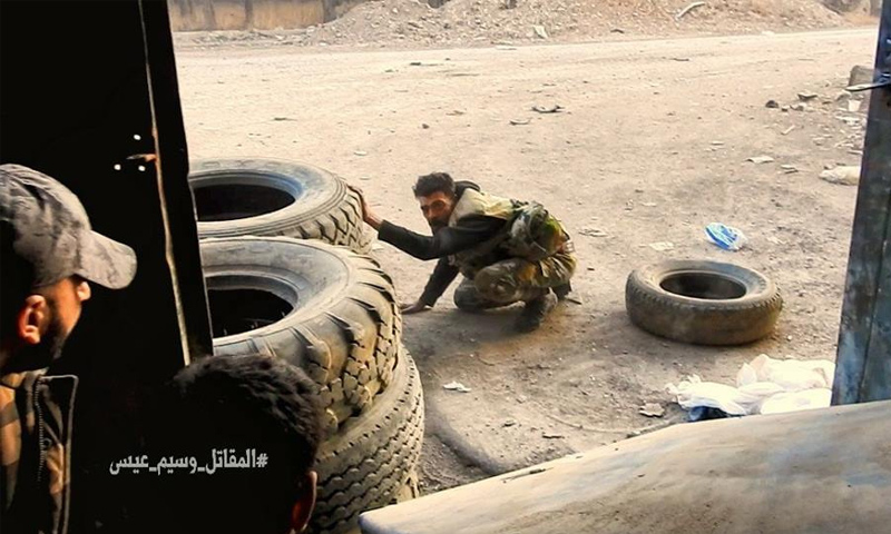 مقاتل من قوات الأسد خلال المعارك في إدارة المركبات شرقي دمشق - 19 تشرين الثاني 2017 (وسيم عيسى)
