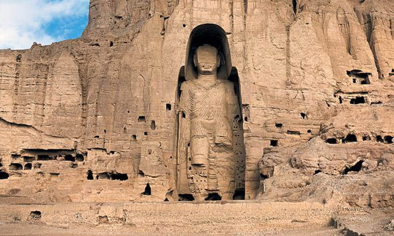 أحد تماثيل بوذا الضخمة التي دمرتها طالبان (انترنت)