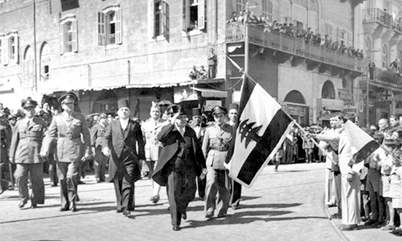 رفع العلم اللبناني في شوراع بيروت بعد ثورة بشامون (انترنت)