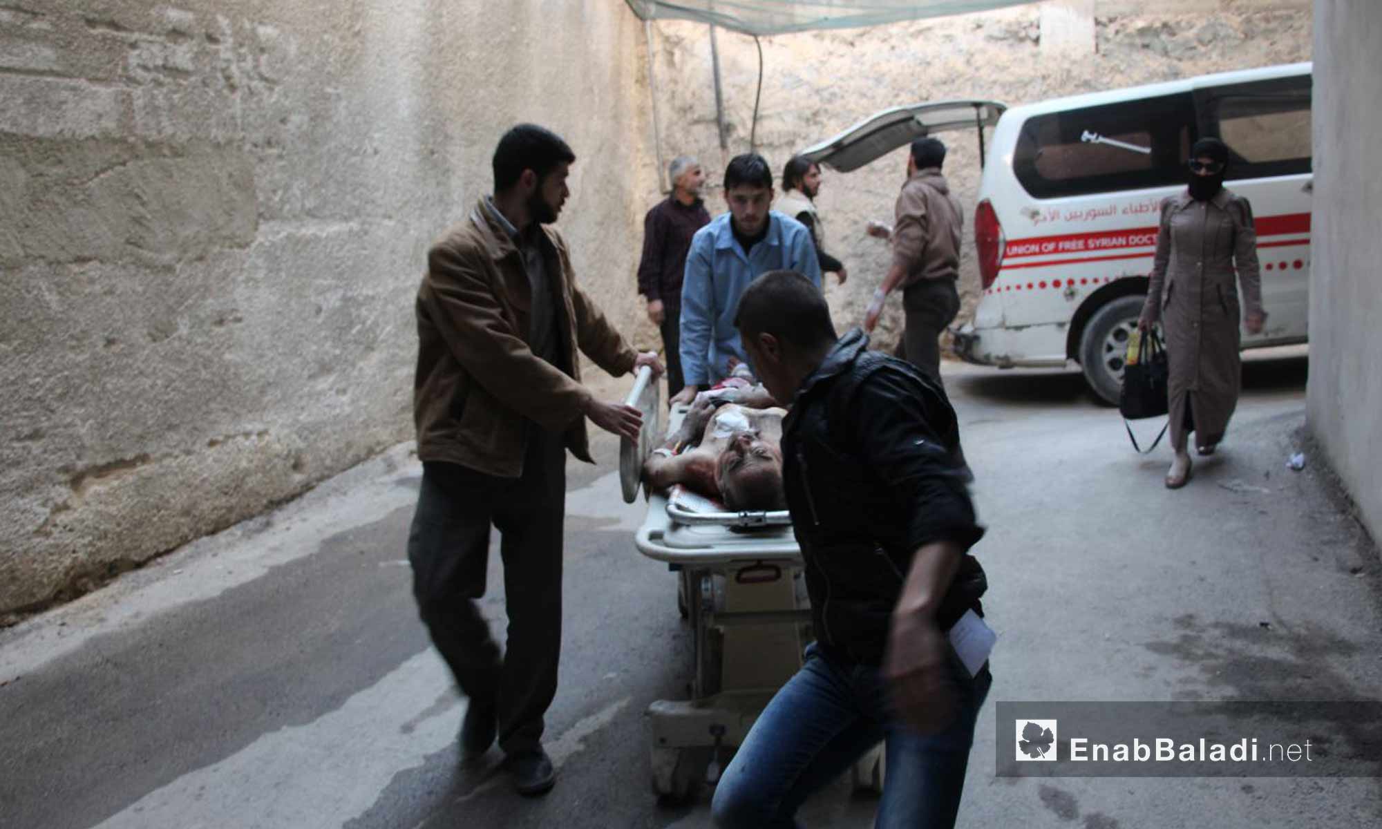 كوادر طبية تسعف مصابي القصف على حمورية وعربين في الغوطة الشرقية - 16 تشرين الثاني 2017 (عنب بلدي)