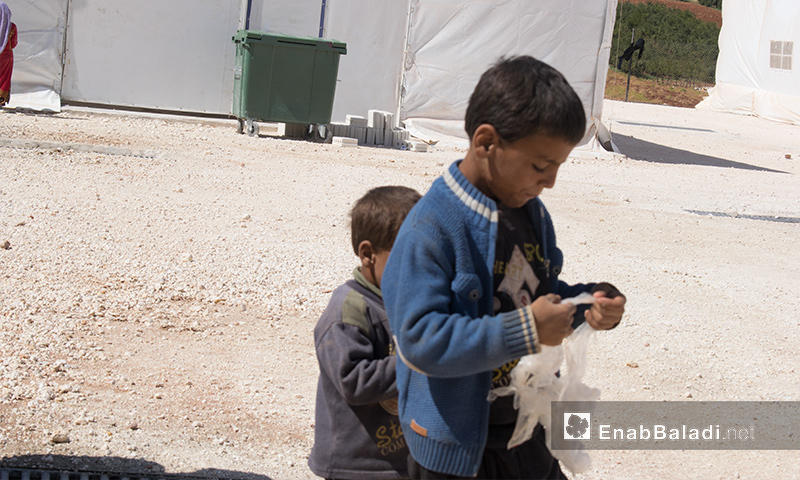 تعبيرية: أطفال في مخيم "ساعد" المؤقت بريف إدلب - تشرين الأول 2017 (عنب بلدي)