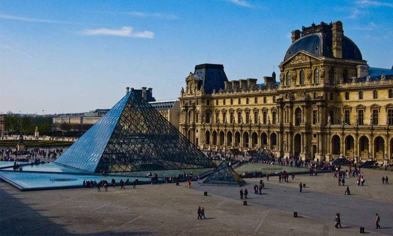 متحف اللوفر في باريس (انترنت)