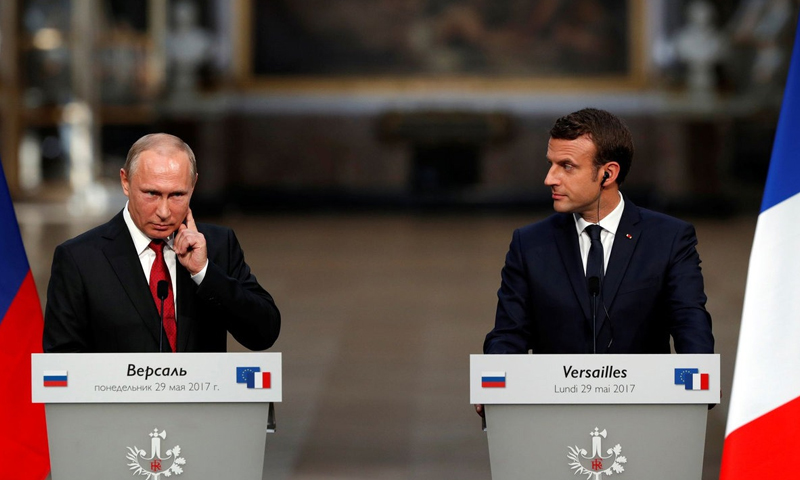 الرئيس الفرنسي إيمانويل ماكرون ونظيره الروسي فلاديمير بوتين في باريس - 30 أيار 2017 (AFP)