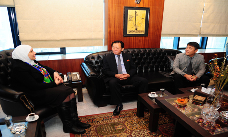 لقاء السفير الكوري ميونغ هو مع وزيرة الشؤون الاجتماعية والعمل ريمه قادري (سانا)