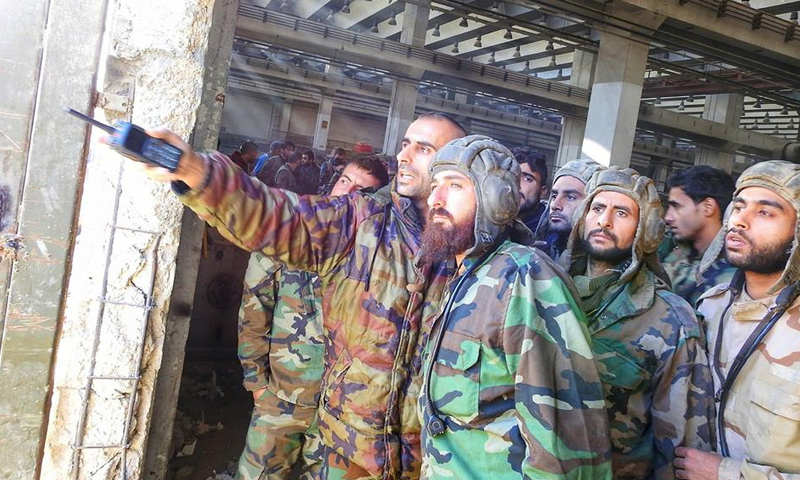 مقاتلون من قوات الأسد في إدارة المركبات شرقي دمشق - 19 تشرين الثاني 2017 (المقاتل في قوات الأسد وسيم عيسى)