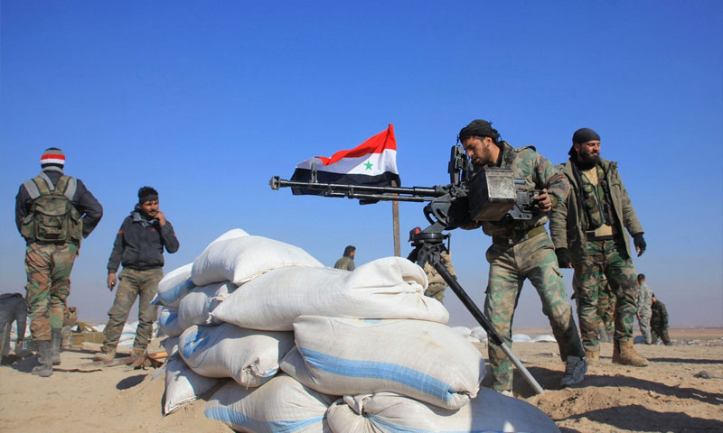 مقاتلون في قوات الأسد على مشارف مدينة حلب - 27 كانون الأول 2015 (AFP)