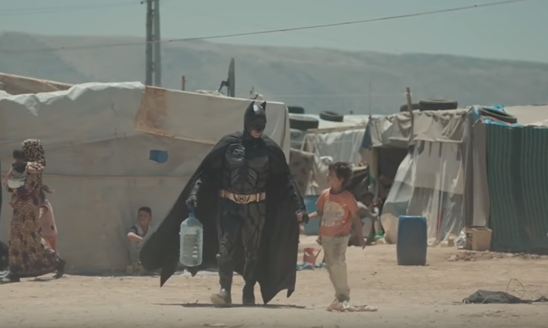 إعلان خيري عن طفل سوري و"باتمان" (يوتيوب)