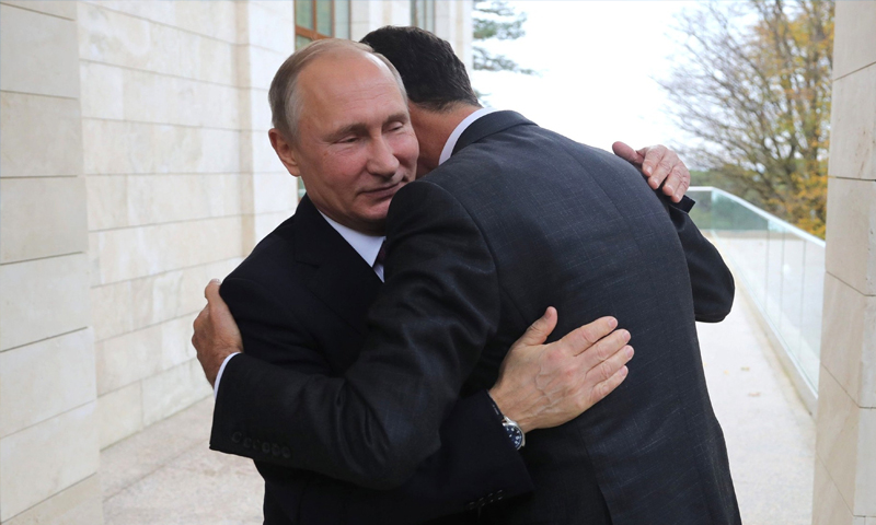 بوتين يحضن الأسد خلال زيارته إلى موسكو- 21 تشرين الثاني 2017 (وكالات روسية)