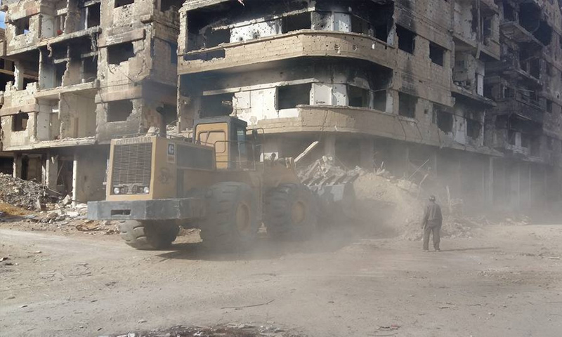 إزالة الأنقاض من شوارع مدينة داريا في ريف دمشق - 25 كانون الأول (المكتب التنفيذي لبلدية داريا)