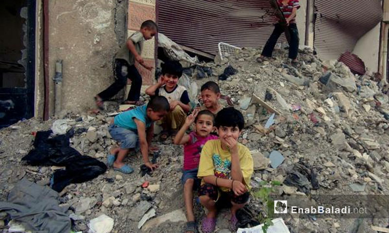 أطفال على ركام حي الحميدية في دير الزور - 2013 (أرشيف عنب بلدي)