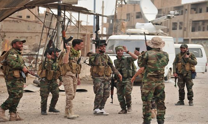 عناصر من قوات الأسد خلال المعارك الدائرة ضد تنظيم الدولة في محيط مدينة دير الزور - 3 كانون الأول 2017 (سانا)