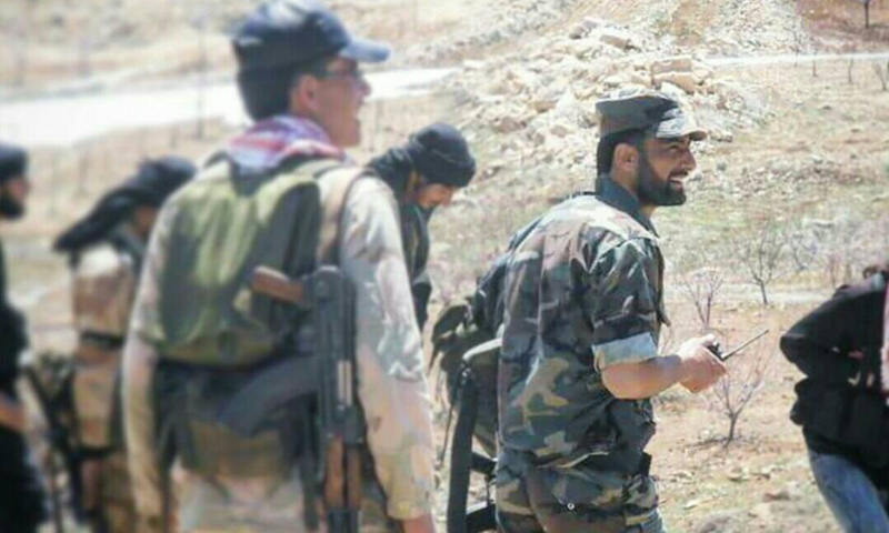 النقيب المنشق فراس بيطار مع عناصر من جيش تحرير الشام في جبال رنكوس في القلمون - (فيس بوك)