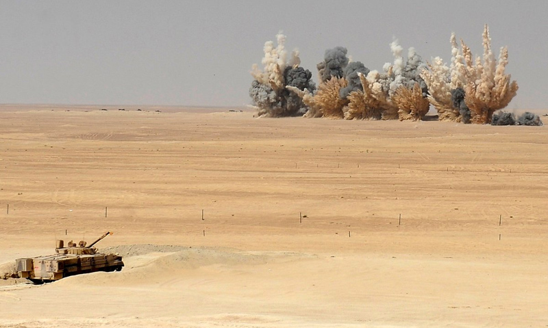 نيران بعد قصف لطيران F16 الإماراتي في مناورات عسكرية (رويترز)