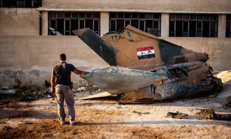 طائرة للنظام السوري مدمرة داخل مطار أبو الظهور العسكري في إدلب - 2015 (فيس بوك)