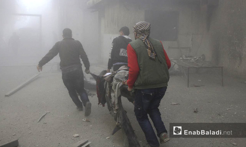 أهالي الغوطة الشرقية يساعدون في نقل جرحى القصف على حمورية - 3 كانون الأول 2017 (عنب بلدي)