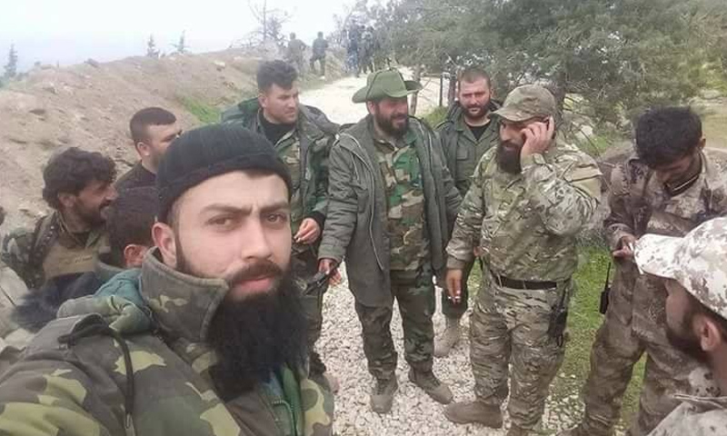 عناصر من ميليشيا الدفاع الوطني على جبهة ريف حماة الشرقي - آذار 2017 (فيس بوك)