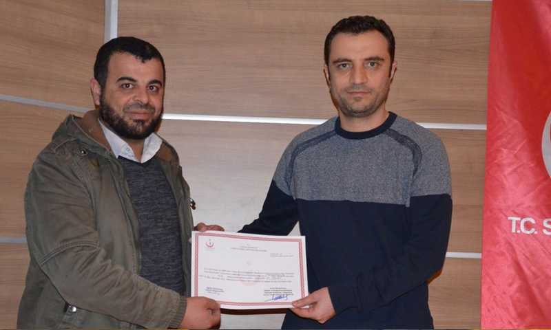 طبيب سوري يحمل شهادة إنهاء تدريب في أورفة التركية - 20 كانون الأول 2017 (موقع خبر تورك)