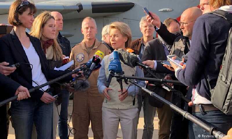 وزيرة الدفاع الألمانية، أورسولا فون دير لاين، الأحد 14 كانون الثاني، خلال زيارتها للجنود الألمان في قاعدة الأزرق الأردنية (رويترز)
