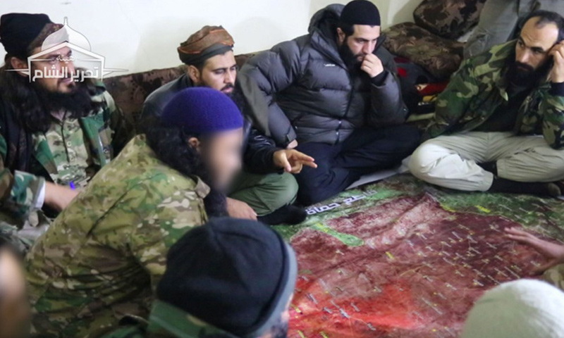 أبو محمد الجولاني مع قياديين في هيئة تحرير الشام في اجتماع لبحث تطورات ريف إدلب - 7 كانون الثاني 2018 (تحرير الشام)