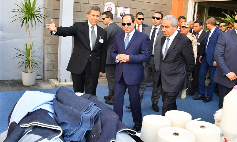 الرئيس المصري عبد الفتاح السيسي إلى جانب رجل الأعمال السوري محمد كامل شرباتي (وسائل إعلام مصرية)