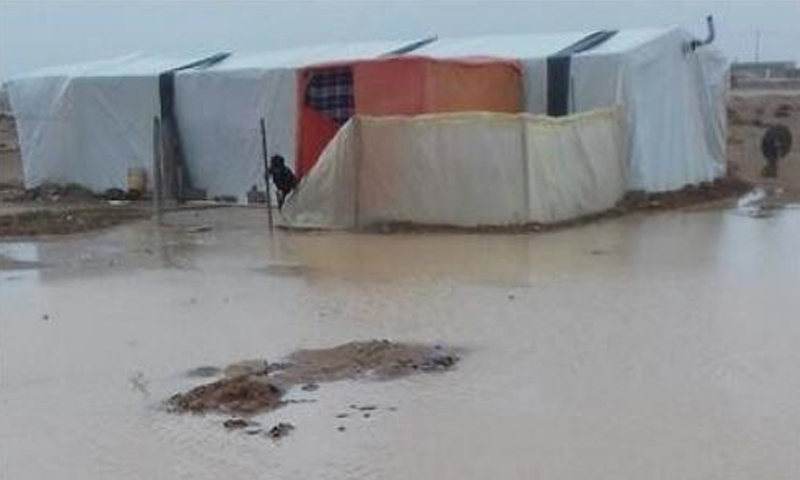 تسلل المياه إلى بعض الخيم في مخيم الزعتري بالأردن - الجمعة 5 كانون الثاني (الغد)