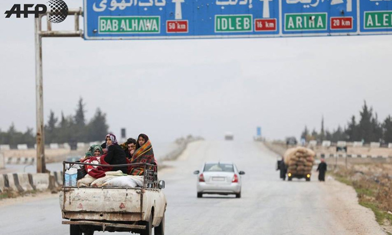 نازحون من ريف حماة الشرقي إلى الحدود السورية التركية - كانون الثاني 2018 (afp عمر حاج قدور)