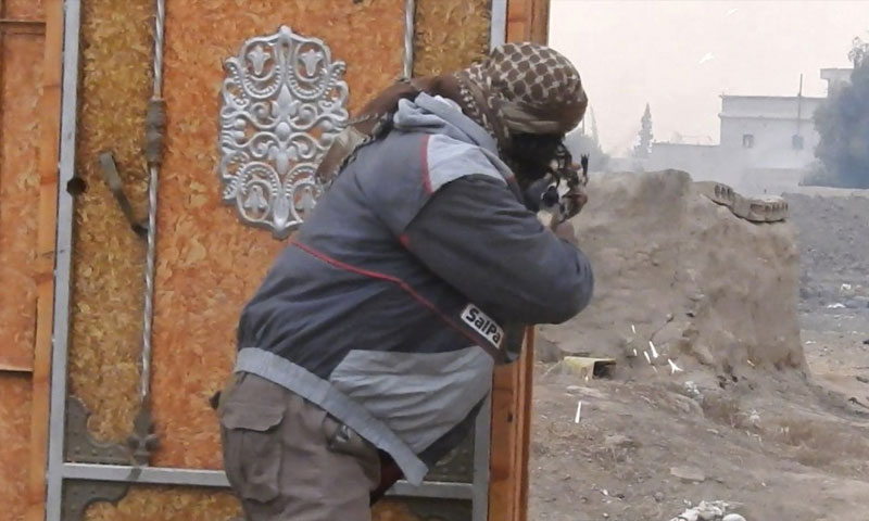 مقاتل من تنظيم "الدولة الإسلامية" في معارك دير الزور ضد "قسد" - 26 كانون الثاني 2018 (أعماق)