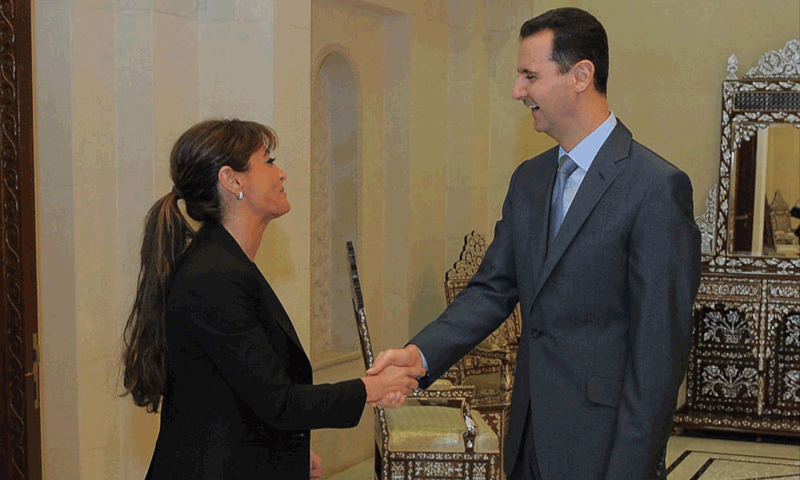 القنصل الفخري السابق نيللي كنعو مع رئيس النظام السوري بشار الأسد (الخليج أونلاين)