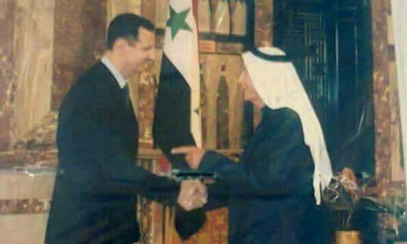 صورة لعضو مجلس الشعب الأسبق خالد العلي، ورئيس النظام السوري، بشار الأسد - 2011 (صفحات مقربة من العلي في فيس بوك)