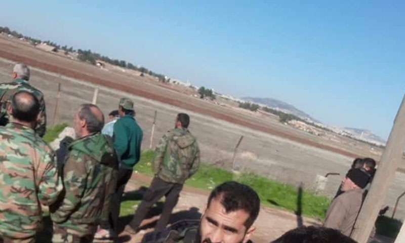 عناصر من قوات الأسد على تخوم مطار أبو الظهور العسكري شرقي إدلب - 20 كانون الثاني 2018 (تويتر)