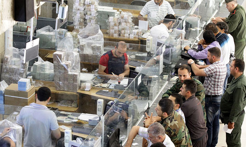 موظفون وعسكريون ينتظرون رواتبهم في البنك المركزي السوري - 30 حزيران 2015 (AFP)