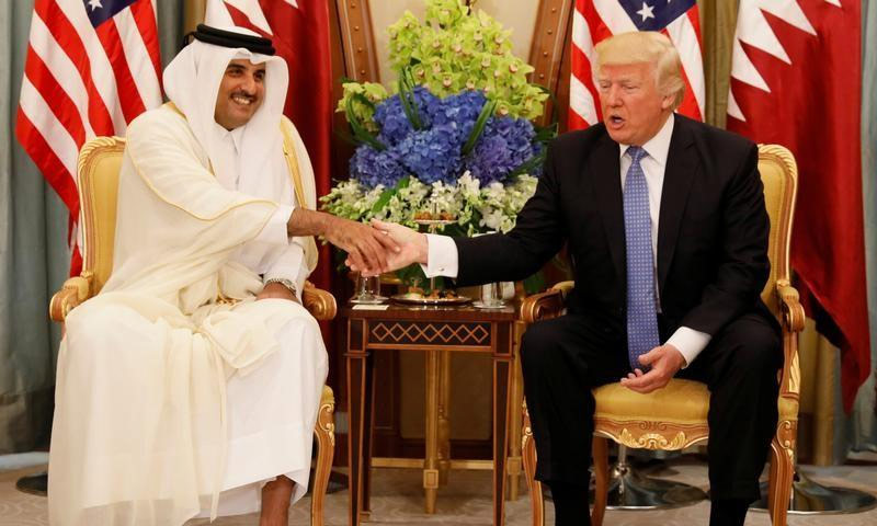 الرئيس الأمريكي دونالد ترامب، مع أمير قطر تميم بن حمد آل ثاني (رويترز)