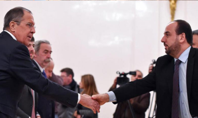 رئيس وفد المعارضة نصر الحريري مصافحًا وزير الخارجية الروسي سيرغي لافروف في موسكو - 22 كانون الثاني 2018 (AFP)