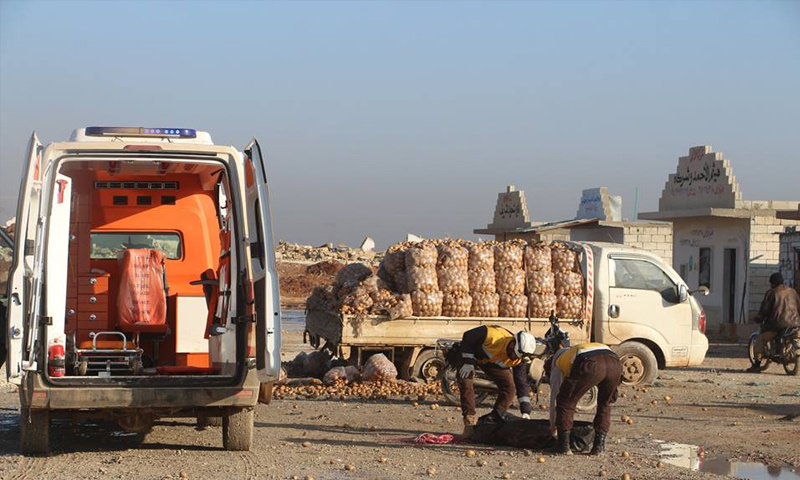 آثار القصف الروسي على سوق البطاطا في مدينة سراقب شرقي إدلب - 29 كانون الثاني 2018 (الدفاع المدني)