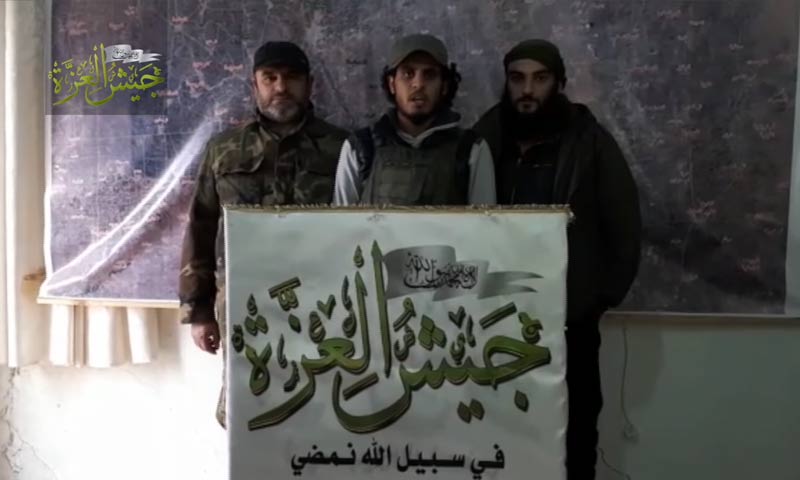عبد الباسط الساروت (وسط الصورة) خلال تلاوته لبيان الانضمام إلى "جيش العزة" - 7 كانون الثاني 2018 (يوتيوب)