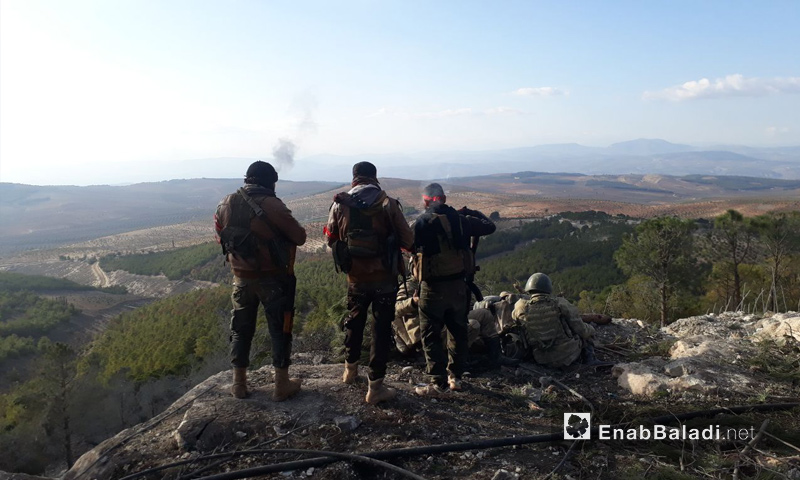 عناصر من الجيشين التركي والحر على قمة حبل برصايا شرقي عفرين - 28 كانون الثاني 2018 (عنب بلدي)