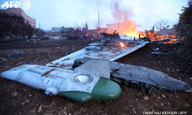 حطام طائرة عسكرية سقطت في ريف إدلب - 3 شباط 2018 (AFP)