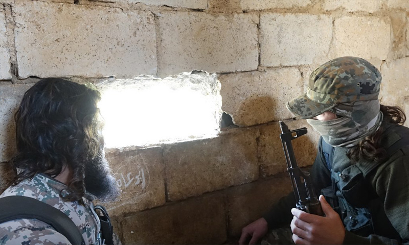 تعبيرية: عنصران من "تحرير الشام" على جبهات ريف إدلب الجنوبي - 20 شباط 2018 (إباء)