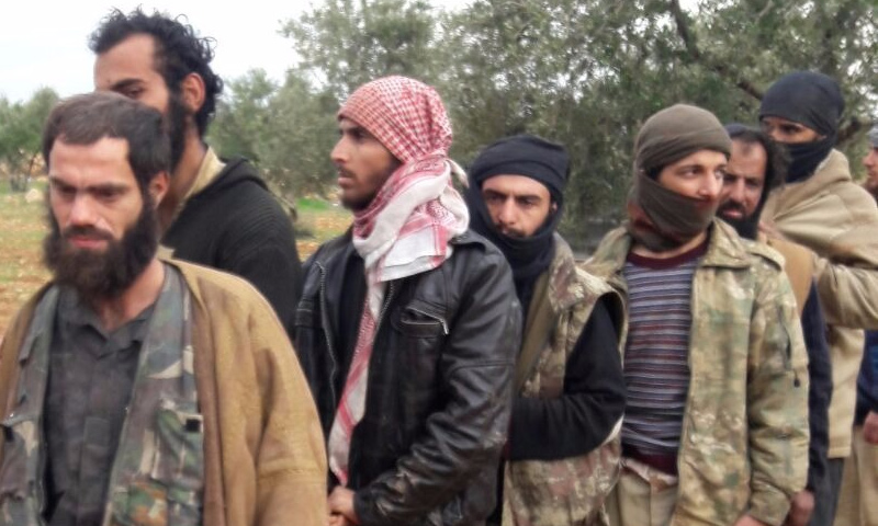 أسرى من تنظيم "الدولة الإسلامية" بيد فصائل "الجيش الحر" جنوبي إدلب - 13 شباط 2018 (ناشطون)