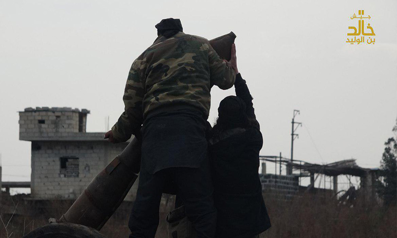عنصران من "جيش خالد" خلال التجهيز لقصف المعارضة غربي درعا - 9 شباط 2018 (جيش خالد)