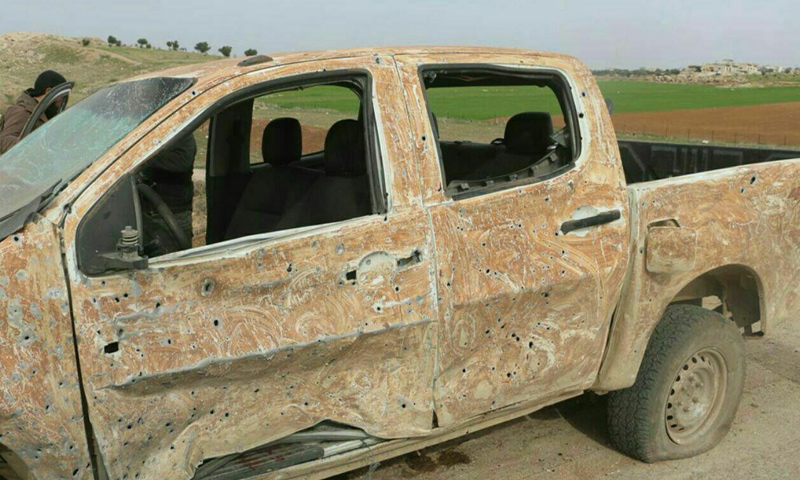 السيارة التي انفجر فيها لغم أرضي في إدلب - 10 شباط 2018 (تويتر)
