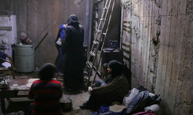 عائلة من الغوطة الشرقية تسكن في أحد الملاجئ (مكتب دمشق الإعلامي)