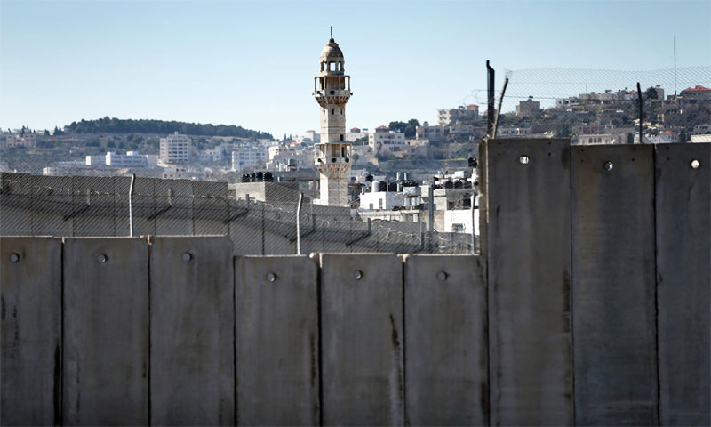الجدار الفاصل الإسرائيلي المثير للجدل الذي يفصل القدس وبلدة بيت لحم بالضفة الغربية، في 12 فبراير 2016 (AFP)