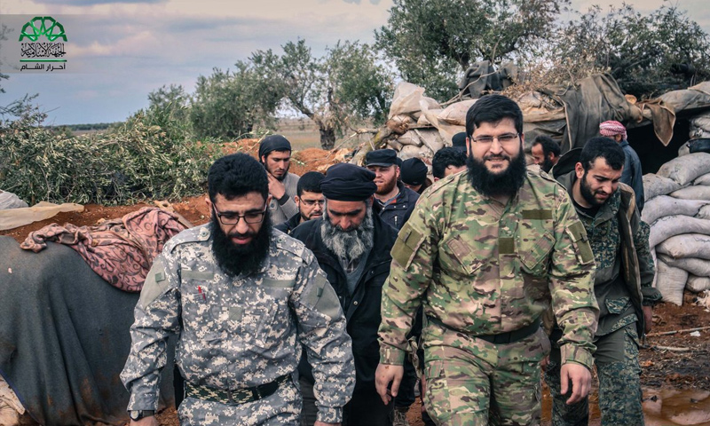 القيادي جابر علي باشا (يمين) في زيارة إلى جبهات ريف حلب الغربي (أحرار الشام)