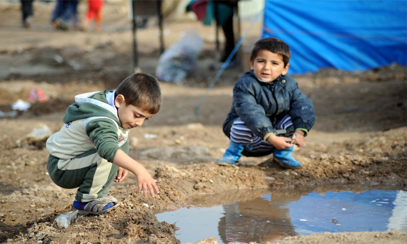 أطفال في مخيمات سورية يعانون من تلوث المياه (مجلة صور)