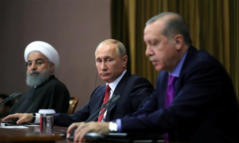 الرؤساء التركي رجب طيب إردوغان والروسي فلاديمير بوتين والإيراني حسن روحاني خلال مؤتمر صحفي في سوتشي بروسيا- 22 تشرين الثاني 2017 )رويترز)