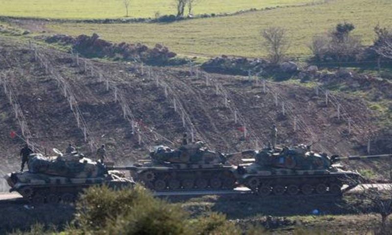 دبابات تركية على الحدود مع سوريا في 31 كانون الثاني(رويترز)